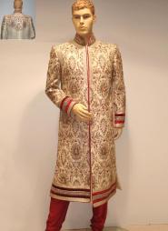 Бежевый национальный мужской костюм из шёлка для свадьбы в индийском стиле (брюки алые)