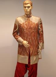 Тёмно-персиковый необычный индийский свадебный мужской костюм из шёлка (брюки ярко-алые)