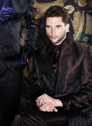 Стильный мужской костюм-двойка цвета блошиного брюшка