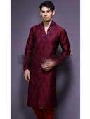 Красный мужской индийский национальный костюм из парчи, украшенный вышивкой скрученной шёлковой нитью, стразами и бисером