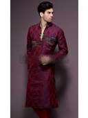 Красный мужской индийский национальный костюм из парчи, украшенный вышивкой скрученной шёлковой нитью, стразами и бисером