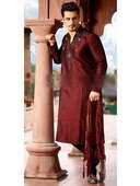 Бордовый мужской индийский национальный костюм из шёлка, украшенный вышивкой скрученной шёлковой нитью, стразами, бисером и пайетками