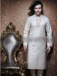 Молочный мужской индийский национальный костюм из парчи, украшенный вышивкой скрученной шёлковой нитью, стразами, бисером и перламутровыми бусинками