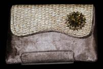 Индийская маленькая сумочка (клатч) из бархата, украшенная плетением и брошью со стразами