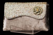 Кварцевая индийская маленькая сумочка (клатч) из бархата, украшенная плетением и брошью со стразами