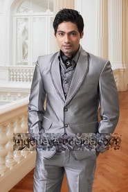 Современный мужской костюм-тройка (с жилетом) + рубашка + шейный платок с брошью