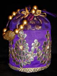 Тёмно-пурпурная индийская маленькая сумочка, украшенная бисером и пайетками