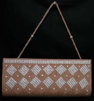 Персиковая маленькая дамская сумочка, украшенная бисером и стразами