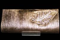 Бежево-золотая индийская маленькая сумочка (клатч), украшенная листиком из страз