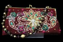 Бордовая индийская маленькая сумочка, украшенная вышивкой бисером, пайетками и стразами