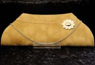 Жёлто-коричневая индийская мини сумочка из бархата, украшенная брошью со стразами