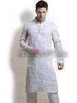 Белый мужской индийский национальный костюм из льна, украшенный вышивкой скрученной шёлковой нитью с люрексом, стразами и перламутровыми бусинками