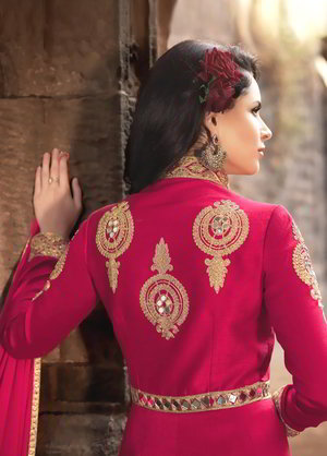 Красное длинное платье в пол, украшенное вышивкой с люрексом и пайетками