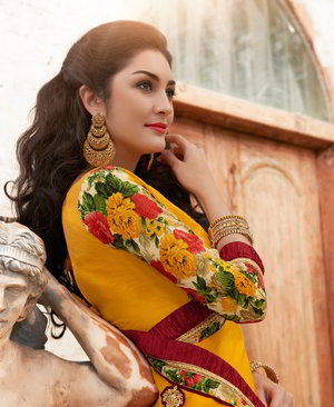 Жёлтое нарядное индийское сари, украшенное вышивкой