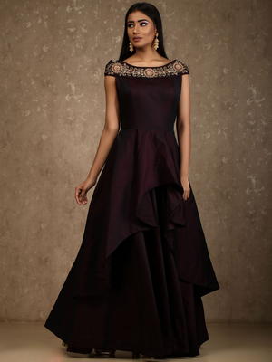 Бордовое длинное платье в пол, без рукавов, украшенное вышивкой с элементами ручной работы