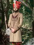 Национальный индийский мужской костюм) бежевое шервани + красные чуридары