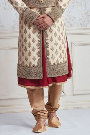 Бежевый национальный индийский свадебный мужской костюм
