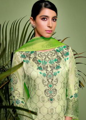 Салатовое индийское платье / костюм, с рукавами три четверти, украшенное вышивкой и стразами