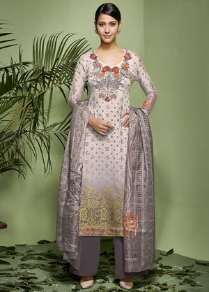 Светло-серое индийское платье / костюм, с длинными рукавами, украшенное вышивкой и стразами