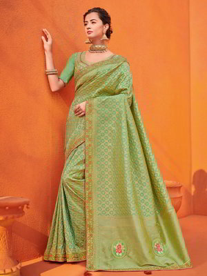 Зелёное шёлковое и жаккардовое индийское сари, украшенное вышивкой