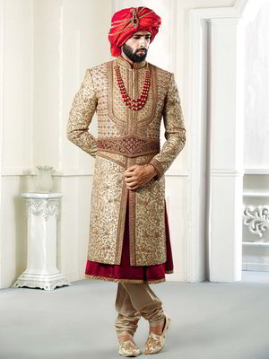 Бежевый шёлковый индийский свадебный мужской костюм, украшенный вышивкой люрексом с пайетками