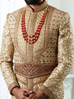 Бежевый шёлковый индийский свадебный мужской костюм, украшенный вышивкой люрексом с пайетками