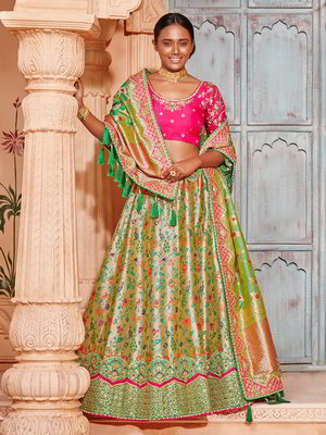 Красивый национальный индийский женский костюм лехенга (ленга) чоли, украшенный вышивкой