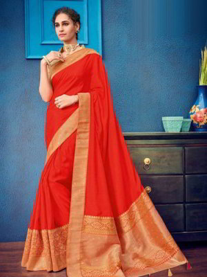 Красное шёлковое индийское сари, украшенное вышивкой со стразами