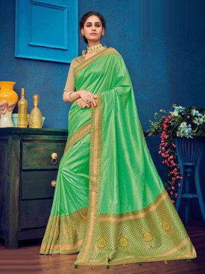 Зелёное шёлковое индийское сари, украшенное вышивкой со стразами