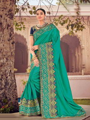 Лиловое и зелёное шёлковое индийское сари, украшенное вышивкой с бусинками