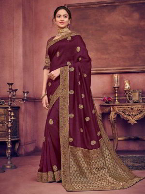 Фиолетовое индийское сари из шёлка, украшенное вышивкой со стразами