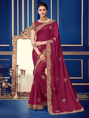 Фиолетовое индийское сари из шёлкового атласа, украшенное вышивкой со стразами