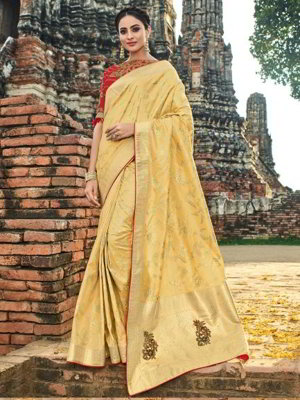 Жёлтое шёлковое и жаккардовое индийское сари, украшенное вышивкой люрексом, скрученной шёлковой нитью со стразами