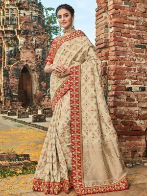 Бежевое шёлковое и жаккардовое индийское сари, украшенное вышивкой люрексом, скрученной шёлковой нитью с кусочками зеркалец