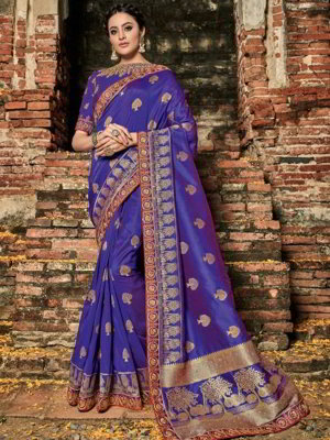 Синее шёлковое и жаккардовое индийское сари, украшенное вышивкой люрексом, скрученной шёлковой нитью