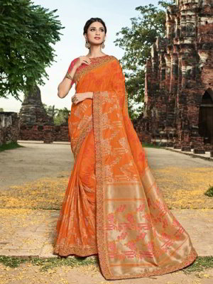 Оранжевое и золотое шёлковое и жаккардовое индийское сари, украшенное вышивкой люрексом, скрученной шёлковой нитью