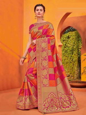 Разноцветное шёлковое и жаккардовое индийское сари, украшенное вышивкой со стразами