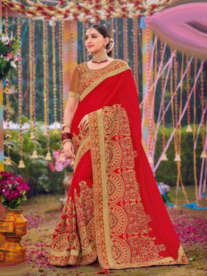Красное свадебное индийское сари, украшенное вышивкой с бусинками