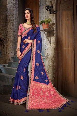 Персиковое и синее шёлковое индийское сари, украшенное вышивкой