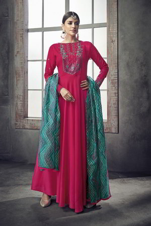 Длинное платье в пол из муслина цвета фуксии, с длинными рукавами, украшенное вышивкой