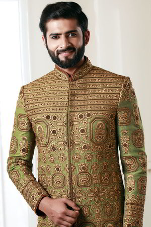 Зелёный шёлковый индийский свадебный мужской костюм / шервани, украшенный вышивкой люрексом, скрученной шёлковой нитью со стразами, бисером