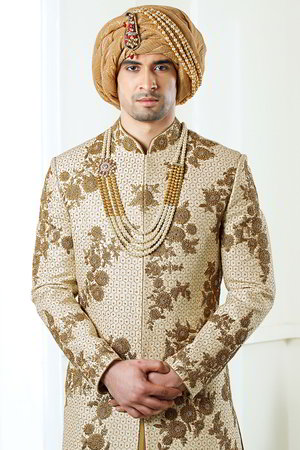 Кремовый индийский свадебный мужской костюм / шервани из хлопка с шёлком и блестящей ткани, украшенный вышивкой люрексом с перламутровыми бусинками