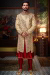 Бежевый с красным национальный индийский свадебный мужской костюм, украшенный вышивкой люрексом, скрученной шёлковой нитью и стразами