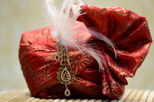 Красный индийский свадебный мужской тюрбан / чалма / сафа с брошью
