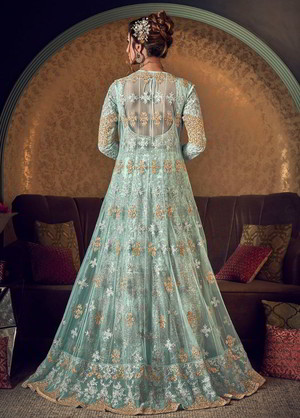 Голубое длинное платье в пол, с длинными рукавами, украшенное вышивкой