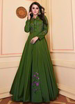 Зелёное длинное платье в пол, с длинными рукавами, украшенное вышивкой
