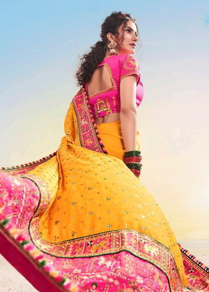 Жёлтое с розовым красивое индийское сари, украшенное вышивкой
