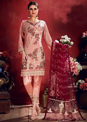 Персиковое платье / костюм из креп-жоржета и фатина, украшенное вышивкой