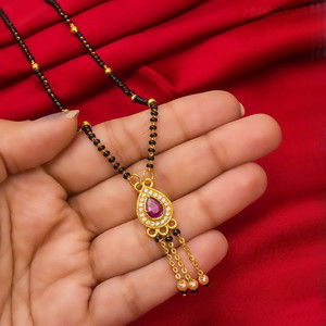 Золотое индийское свадебное украшение (мангалсутра) со стразами, перламутровыми бусинками