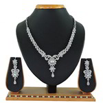 *Молочное и серебристое индийское украшение на шею со стразами